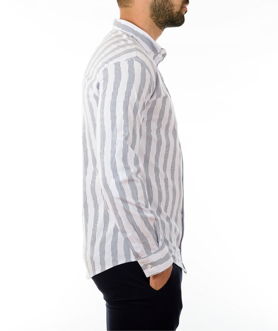 Мъжка бяла риза на зеброви линии