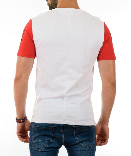Мъжка бяла тениска с цветен надпис и червени ръкави