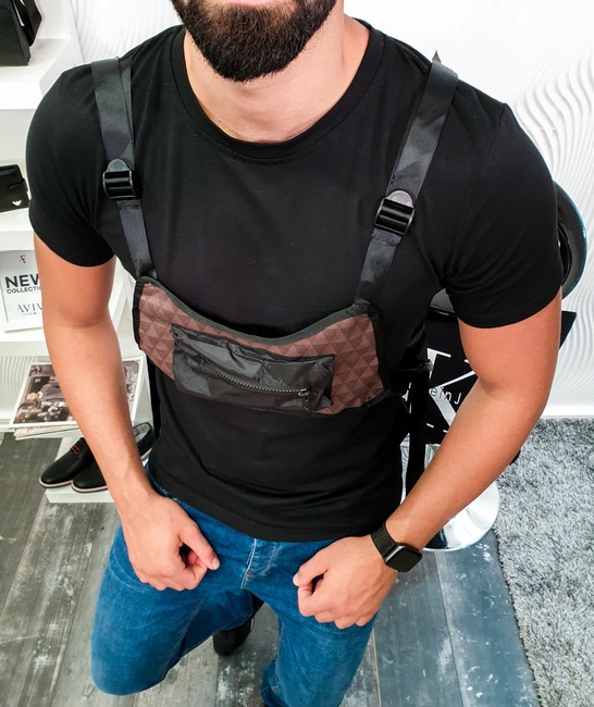 Черна мъжка тениска с кафява чантичка отпред