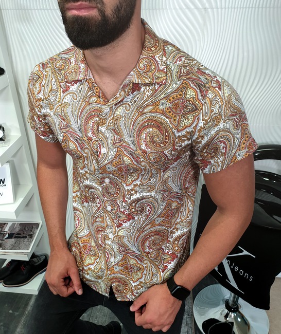 Мъжка бяла риза къс ръкав с наситени флорални елемент