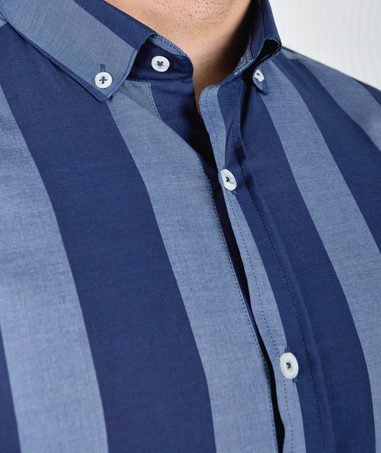 Мъжка синя риза на едри тъмносиви вертикални ленти