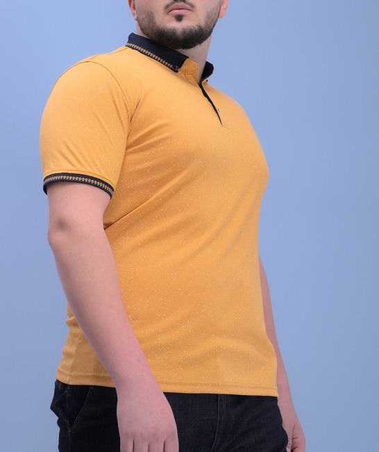 Мъжка тениска с яка с шарка на пръски голям размер цвят горчица