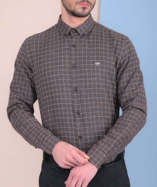 Карирана мъжка тъмно кафява риза с малко лого