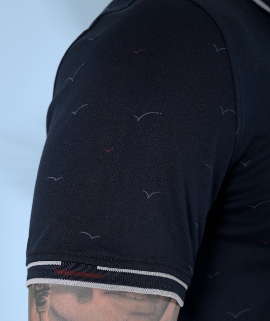 Мъжка тениска с яка цвят тъмно син с птици
