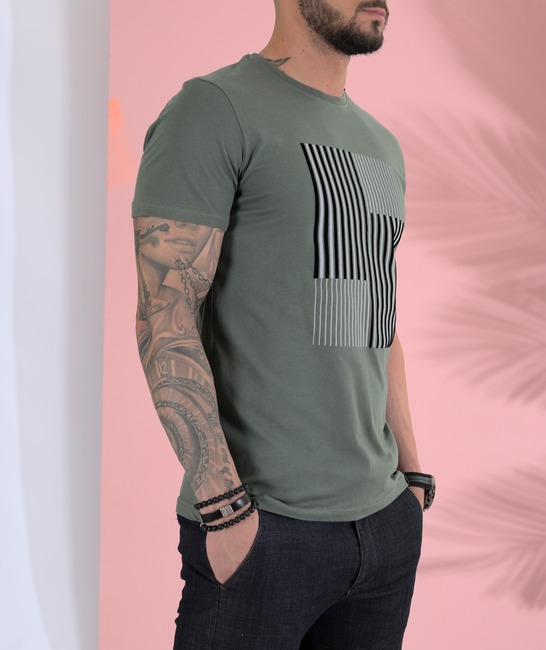 Зелена мъжка тениска с черни и сиви линии