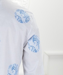 Мъжка бяла риза с ципове отстрани и качулка