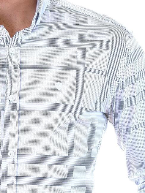 Мъжка бяла риза на тъмно сини ленти и точки