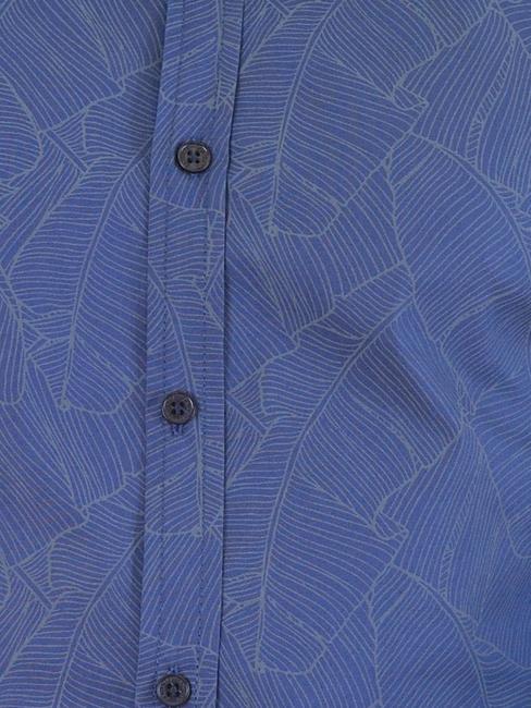 Мъжка тъмна синя риза на тъмно сиви палмови листа
