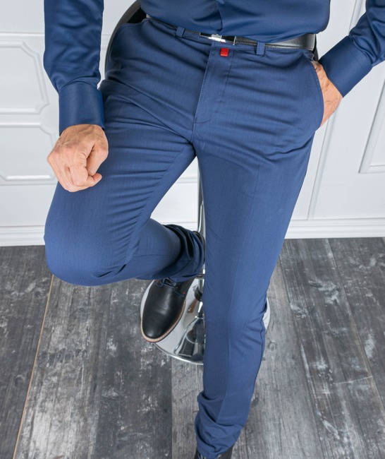 Мъжки син панталон с червено копче