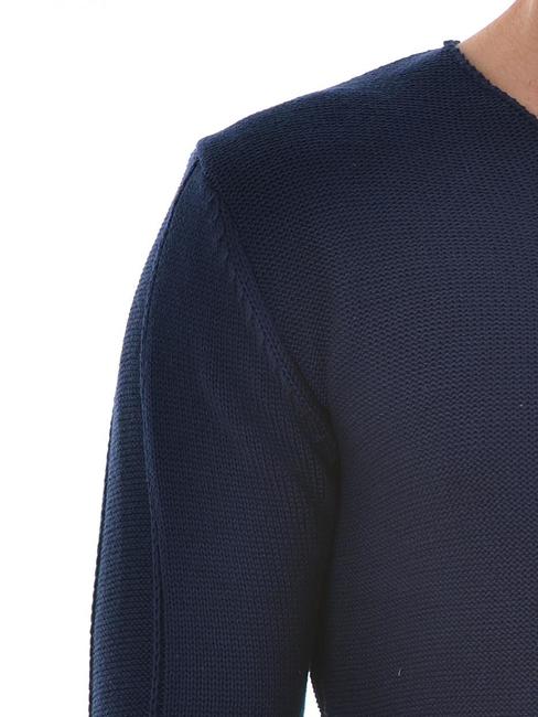Мъжки изчистен тъмно син пуловер с остро деколте
