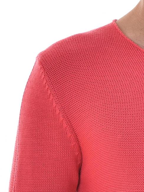 Мъжки изчистен пуловер с остро деколте цвят диня