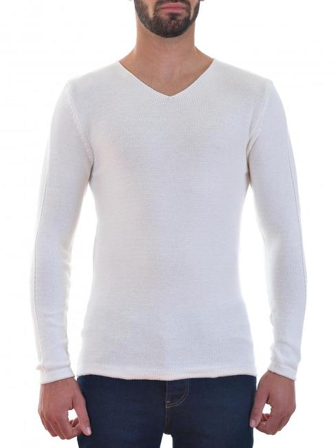 Мъжки бял изчистен пуловер с остро деколте
