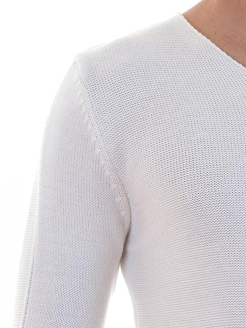 Мъжки бял изчистен пуловер с остро деколте