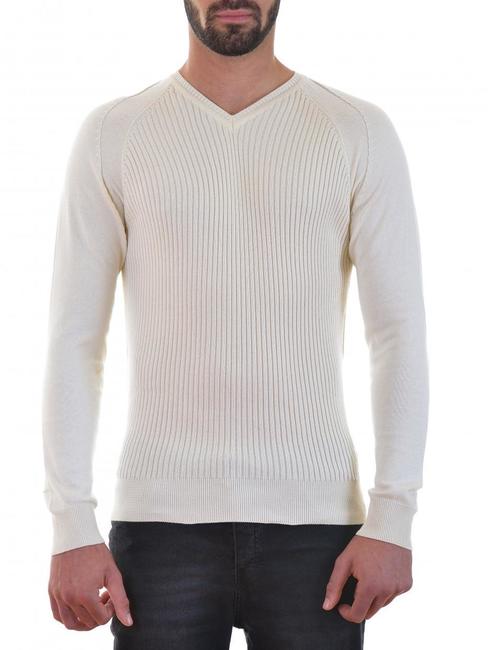 Мъжки бял пуловер с остро деколте