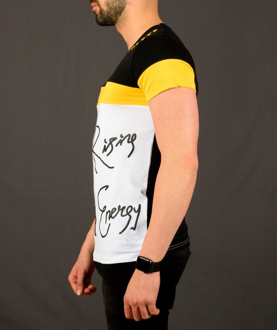 Мъжка черна тениска с жълта лента над гърдите и ръкавите и черен надпис 