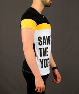 Мъжка черна тениска с жълта лента над гърдите и ръкавите и черен надпис 