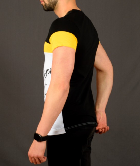 Мъжка черна тениска с жълта лента над гърдите и ръкавите и черен надпис 
