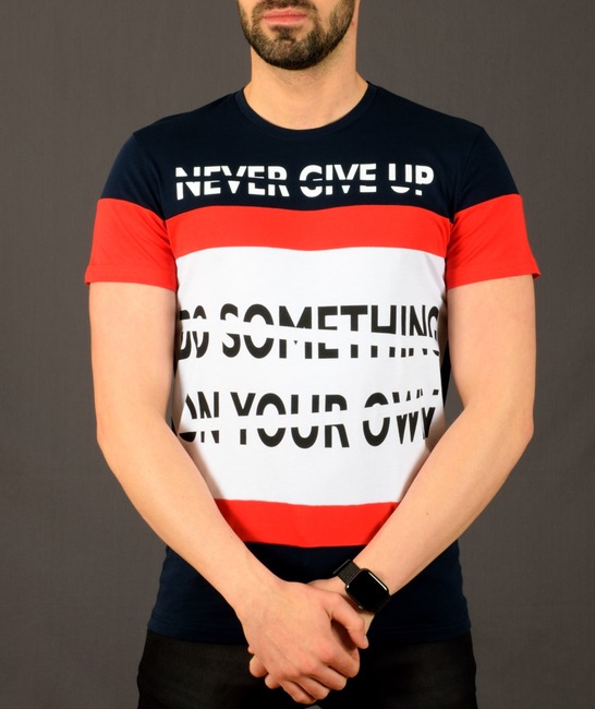 Мъжка тъмно синя тениска с червена лента над гърдите и ръкавите и черен надпис 