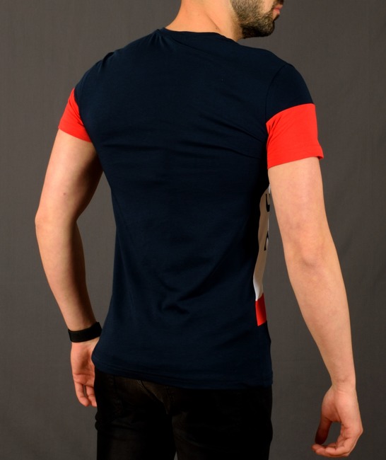 Мъжка тъмно синя тениска с червена лента над гърдите и ръкавите и черен надпис 