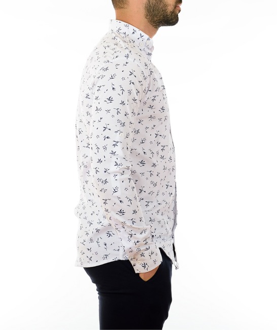 Мъжка бяла риза на клонки и цветчета
