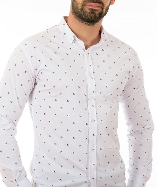 Мъжка бяла риза на малки сини орнаменти 