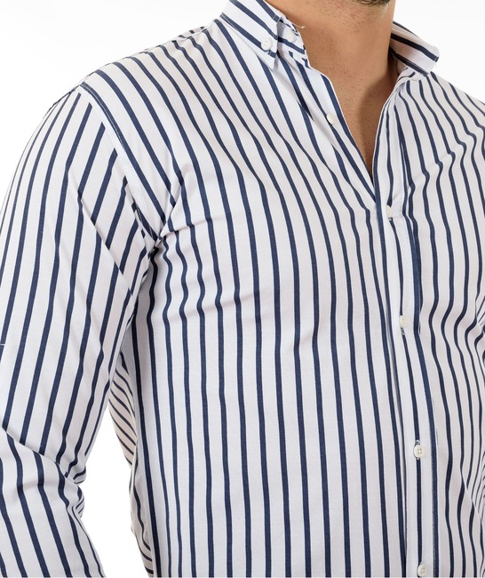 Мъжка бяла риза на сини райета