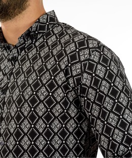 Мъжка черна риза на големи лилави ромбоиди