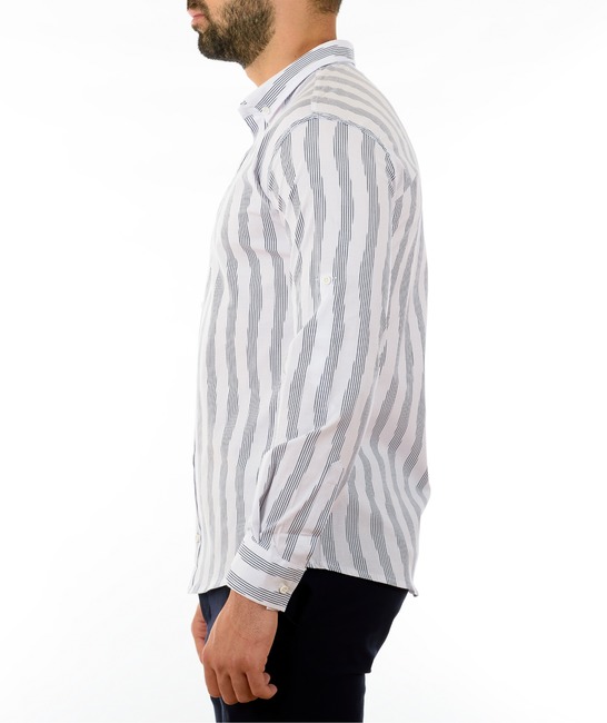 Мъжка бяла риза на зеброви линии