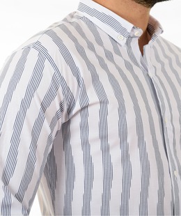Мъжка бяла риза на зеброви линии