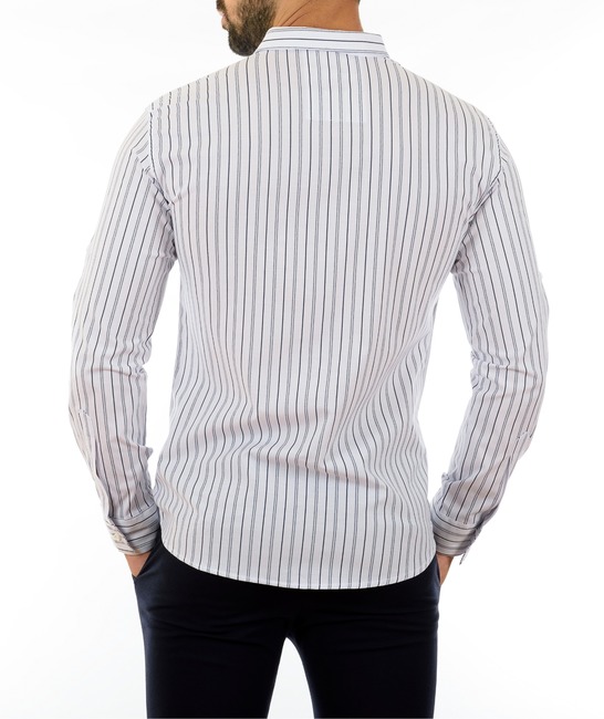 Мъжка бяла риза на прекъснати и непрекъснати линий 