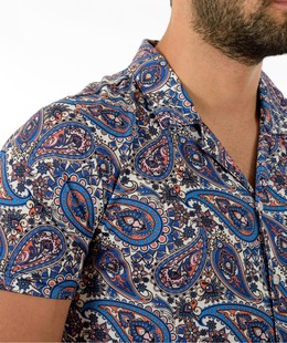 Мъжка бяла риза на сини и оранжеви фигури