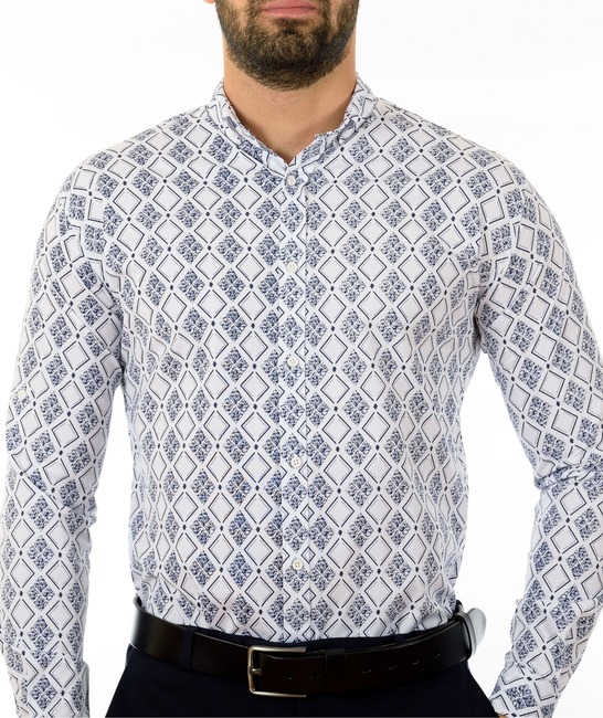 Мъжка бяла риза на сини ромбоиди