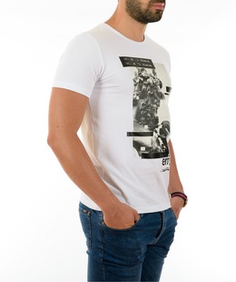 Мъжка бяла тениска на мъж в профил