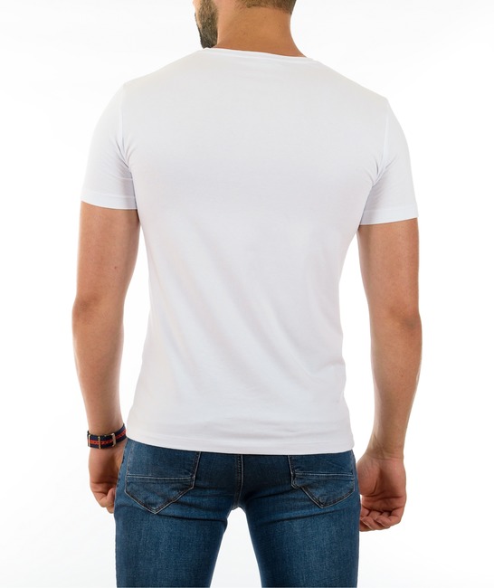 Мъжка бяла тениска на мъж в профил