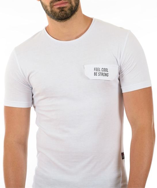 Мъжка бяла тениска имитираща джоб с надпис