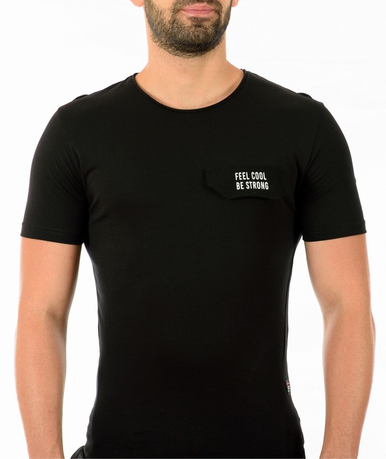 Мъжка черна тениска с малко джобче и надпис