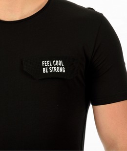 Мъжка черна тениска с малко джобче и надпис