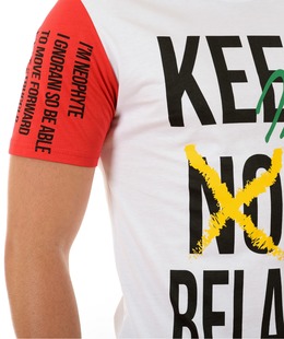 Мъжка бяла тениска с цветен надпис и червени ръкави