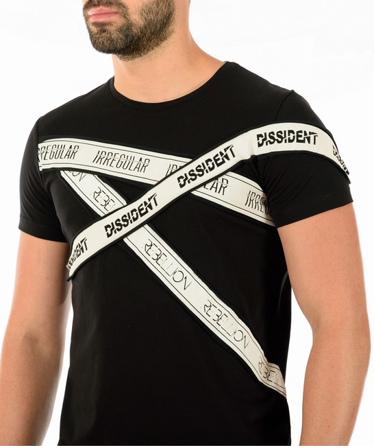 Мъжка черна тениска с разминаващи се бели ленти на черни надписи