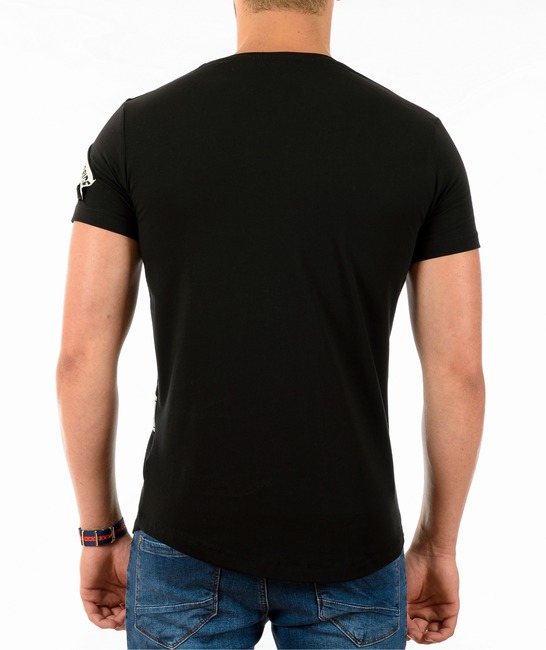 Мъжка черна тениска с разминаващи се бели ленти на черни надписи