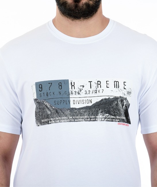 24 - Мъжка бяла тениска на сива скала