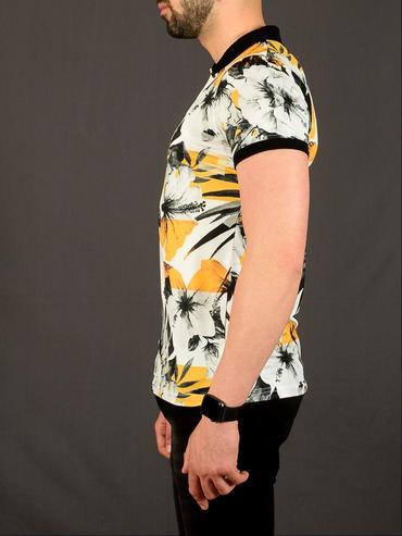 01 - Мъжка бяла тениска с яка на жълти цветя и палмови листа