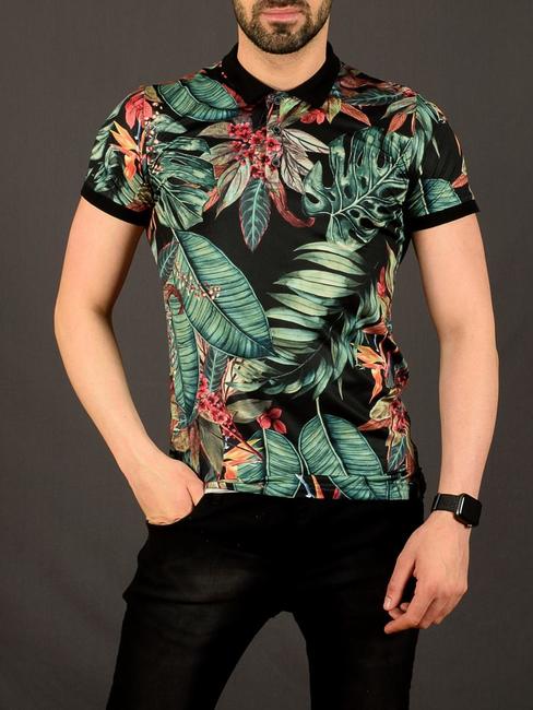 02 - Мъжка черна тениска с яка на червени цветя и палмови листа