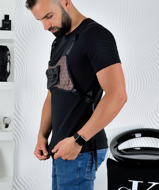 Черна мъжка тениска с кафява чантичка отпред