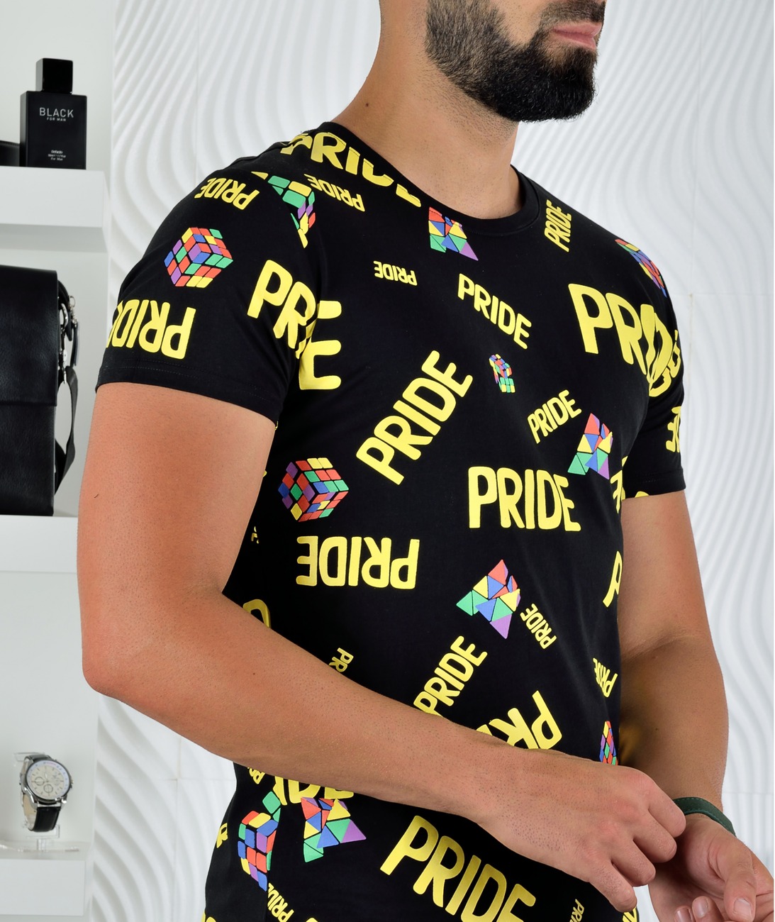Мъжка черна тениска PRIDE с кубче на рубик Мъжка черна тениска PRIDE с кубче на рубик