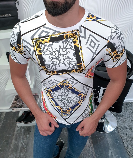 Бяла мъжка тениска на черни квадрати с орнаменти