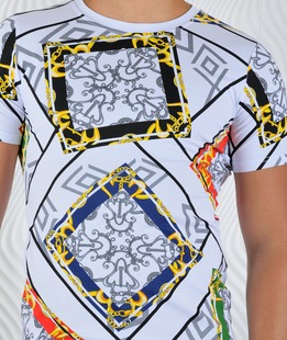 Бяла мъжка тениска на черни квадрати с орнаменти