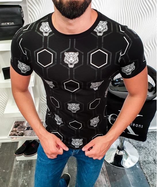Черна мъжка тениска на черни квадрати с орнаменти