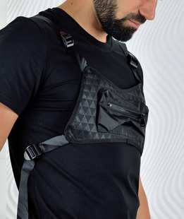 Черна мъжка тениска с черна чантичка отпред