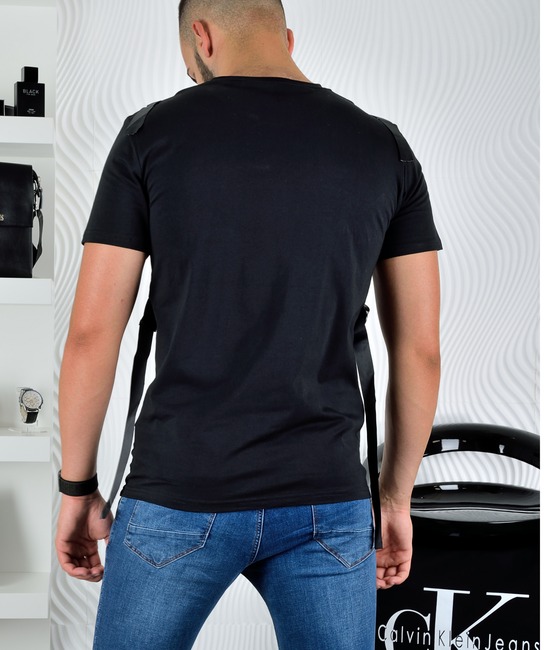 Черна мъжка тениска с черна чантичка отпред